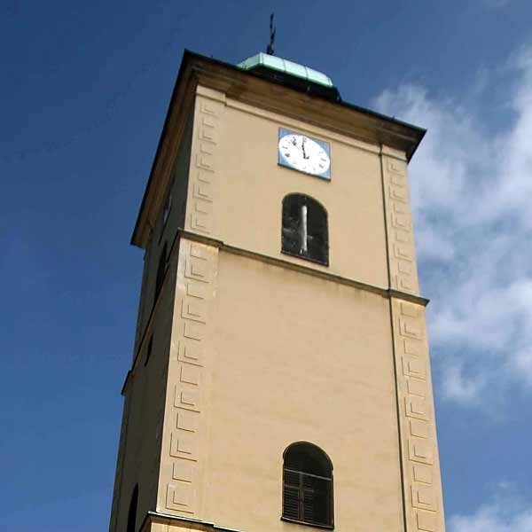 W wieży do dzisiaj znajdują się zabytkowe dzwony.