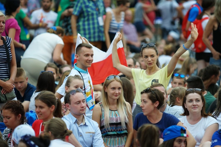 Papież w oknie: Proszę, dziękuję, przepraszam - kluczem do życia małżeńskiego