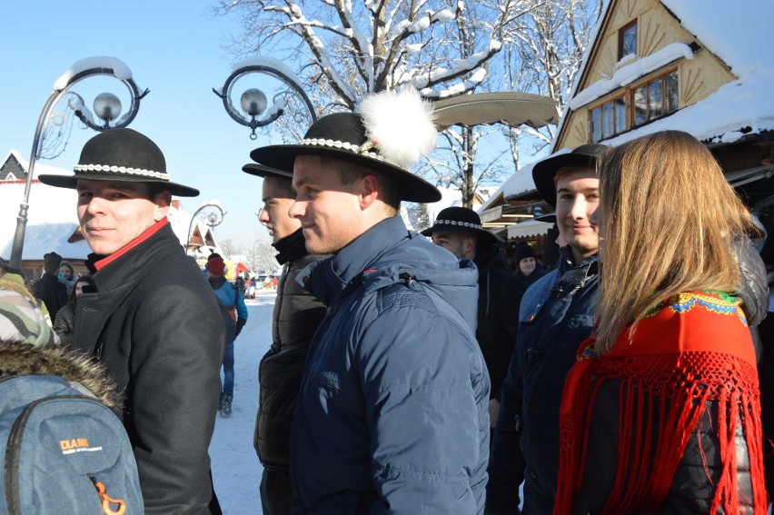 Zakopane. Kilkuset maturzystów zatańczyło poloneza na Krupówkach [ZDJĘCIA]