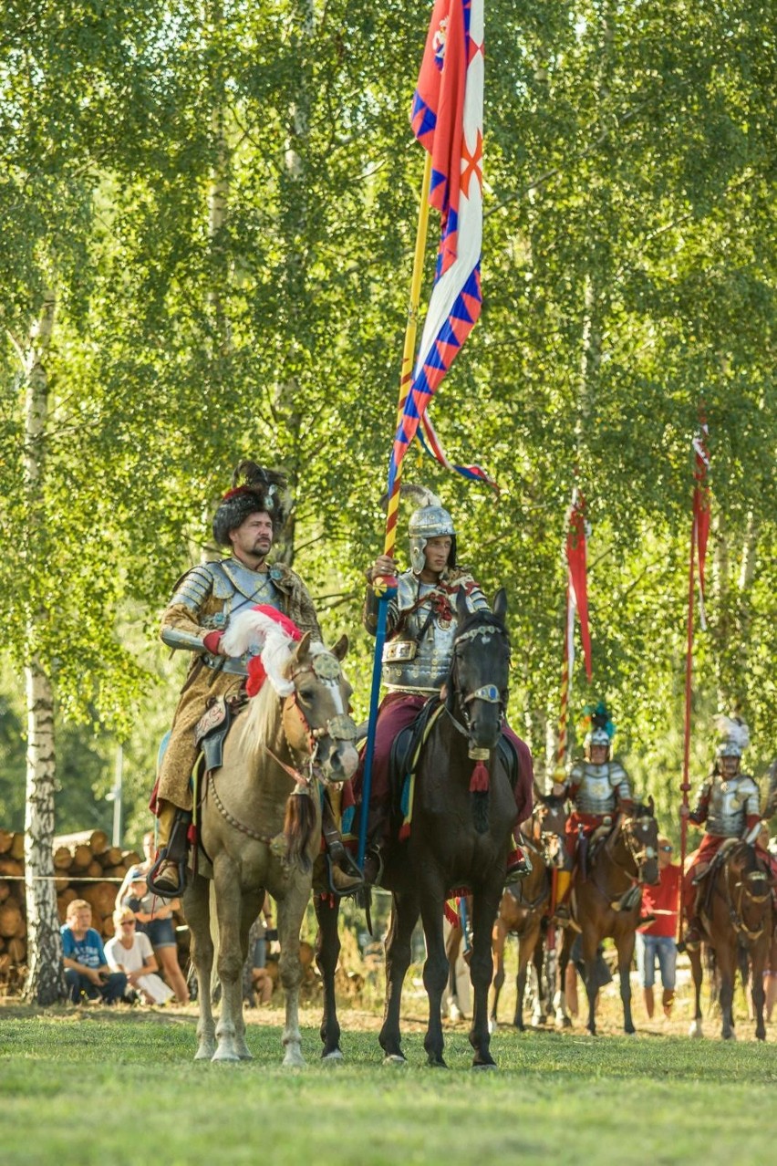 Kilkudziesięciu konnych przebranych w stroje wzorowane na...