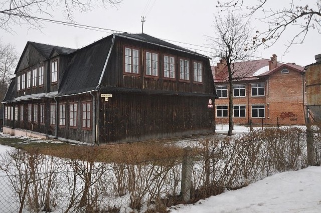 Radni zdecydowali o zamiarze likwidacji szkoły w Mninie. Na zdjęciu 80-letni budynek i nowy, który przez kilkanaście lat nie został wykończony. Teraz wystawiony będzie na sprzedaż.