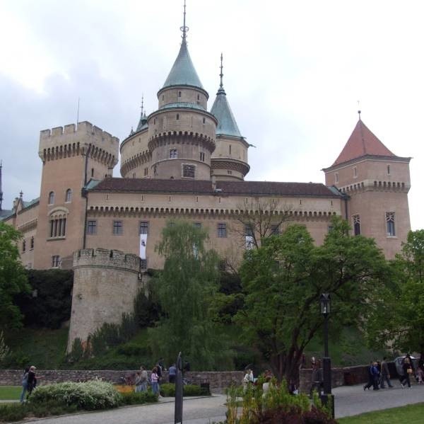 Zamek w Bojnicach, w miasteczku leżącym w zachodniej części Słowacji, został wybudowany w stylu romantycznych budowli francuskich.