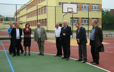 W odbiorze uczestniczyli przedstawiciele wykonawców i dyrekcja szkoły. Obecni byli także nauczyciele sportu w szkole podstawowej numer 1. Nowe boiska są już czynne.