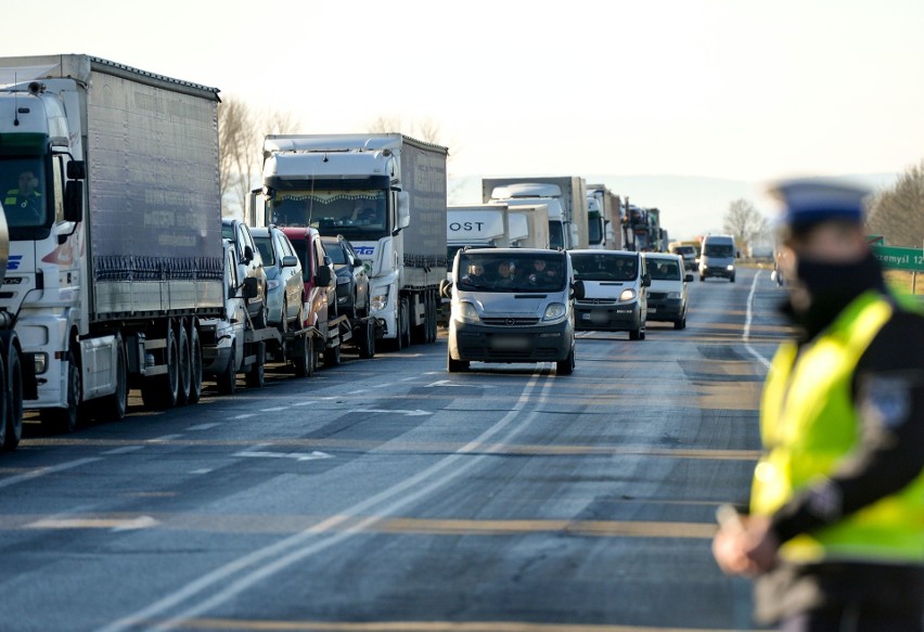 Wzmożony ruch przed polsko-ukraińskim przejściem granicznym w Medyce. Mieszkańcy narzekają na problem z dojazdem do domów [ZDJĘCIA, WIDEO]