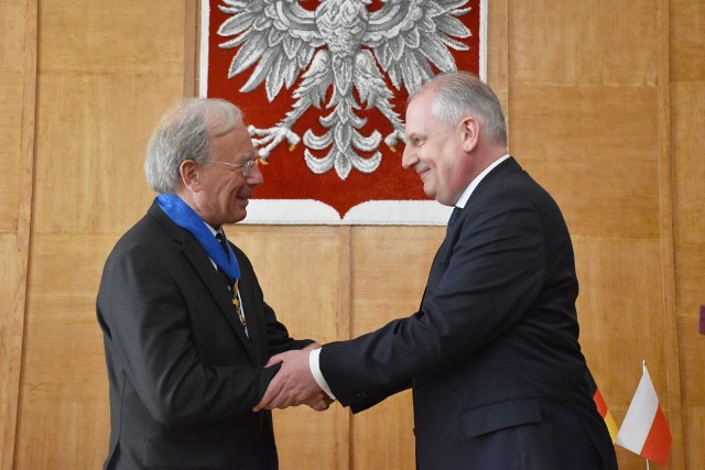 Medal nadany przez prezydenta wręczył Christianowi Meylowi wojewoda pomorski Dariusz Drelich.