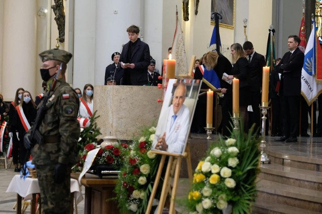 Ostatnie pożegnanie prof. Mariana Zembali. Zobacz kolejne zdjęcia. Przesuwaj zdjęcia w prawo - naciśnij strzałkę lub przycisk NASTĘPNE