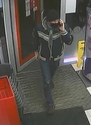 Rozpoznajesz tego mężczyznę? Policjanci z Bydgoszczy szukają go w sprawie kilku kradzieży artykułów drogeryjnych [zdjęcia]