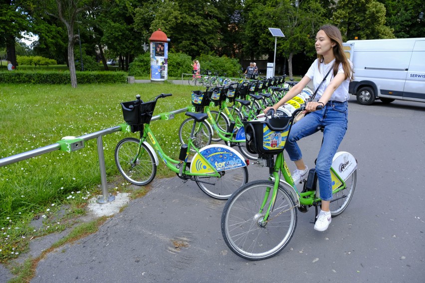 Rower miejski Torvelo w Toruniu. Na zdjęciu Alina...