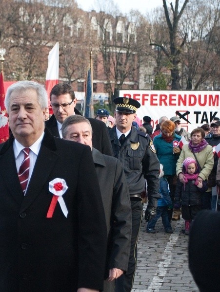 W niedzielę referendum w sprawie odwołania prezydenta Słupska. Na zdjęciu prezydent Słupska podczas uroczystości 11 listopada. Dziś (wtorek) kolejne spotkanie grupy referendalnej z mieszkańcami.