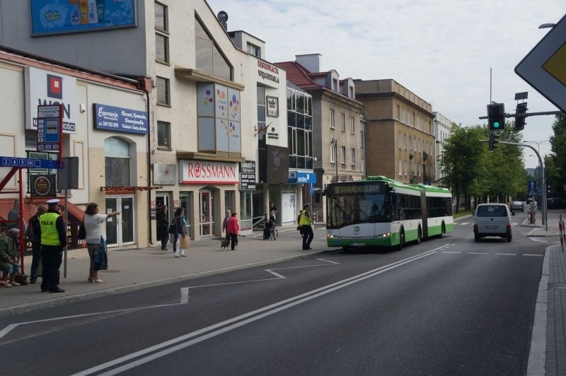 Ul. Malmeda. Gwałtowne hamowanie autobusu. Pasażerowie poturbowani, bo na jezdni był paseczek (zdjęcia)