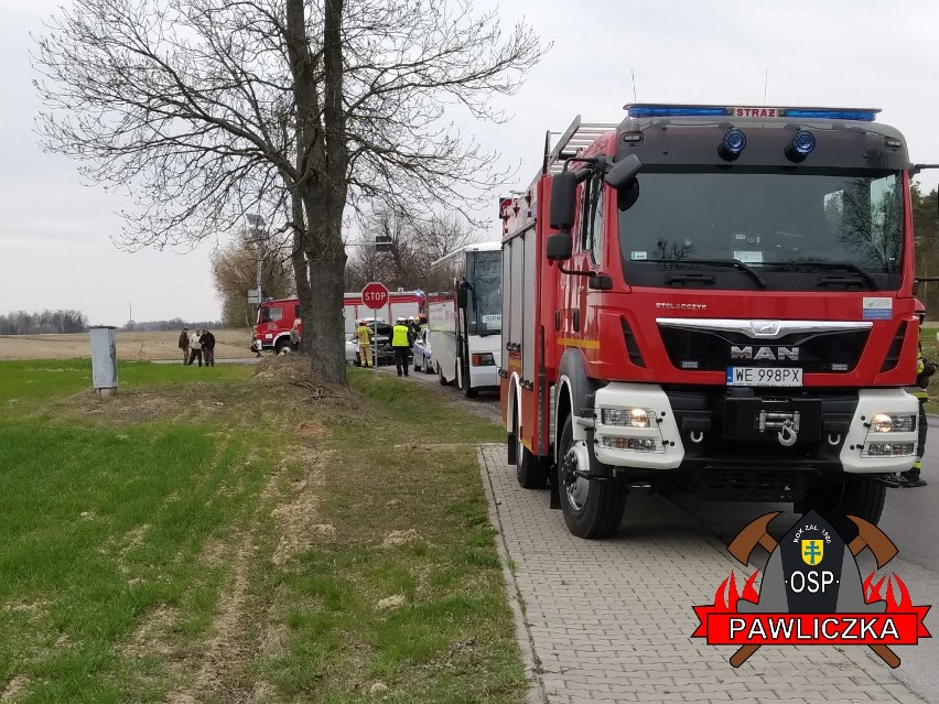 Wypadek na skrzyżowaniu w Pawliczce. Zderzyły się tam autobus i osobowa toyota. Z pomocą pospieszyli strażacy OSP Pawliczka.