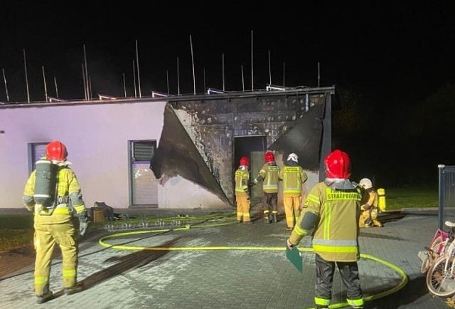 Osiem jednostek straży pożarnej gasi pożar Domu Dziecka w Bełchatowie
