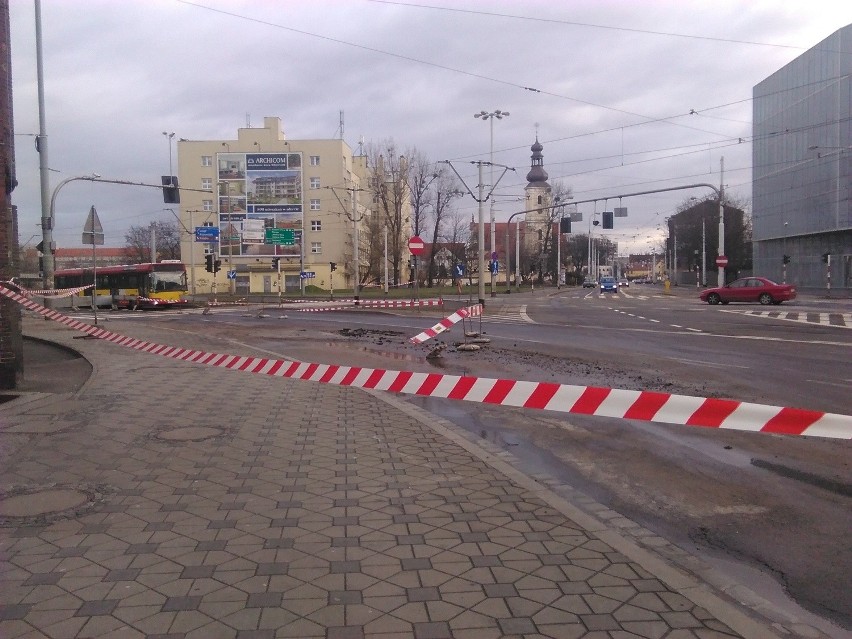 Po dużej awarii zamknięte dwa pasy ul. Oławskiej. Urzędnicy proponują objazd (FOTO)