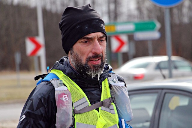 Uczestnicy ultramaratonu dobiegający do punktu w Nowym Kisielinie mieli za sobą trudny odcinek. Wszystko przez mroźny wiatr, kt&oacute;ry nieprzyjemnie wiał na otwartych przestrzeniach w okolicach Nowego Kisielina. Jednak mimo niesprzyjających warunk&oacute; atmosferycznych dobry humor dopisywał wszystkim. Znacznie lepiej sytuacja wyglądała na odcinku w Przytoku, gdzie biegacze mogli się schronić przed wiatrem w lesie. Dodatkowo zza chmur wyjrzało słońce, kt&oacute;re przyjemnie ogrzewało uczestnik&oacute;w biegu.&lt;a href=&quot;http://www.gazetalubuska.pl/sport/biegi-i-rekreacja/a/iv-ultramaraton-zielonogorski-nowe-granice-wystartowal-na-starcie-kilkuset-zawodnikow-przed-nimi-do-pokonania-103-km,12959006/&quot;&gt;&lt;h2&gt;&lt;b&gt;IV Ultramaraton Zielonog&oacute;rski Nowe Granice - WYSTARTOWALI O 6 RANO [GALERIA nr 1, 2, 3]&lt;/b&gt;&lt;/h2&gt;&lt;img src=&quot;https://d-pt.ppstatic.pl/k/r/1/8b/5c/5a90ff2a50592_p.jpg?1519475689&quot; width=&quot;100%&quot;&gt;&lt;/a&gt;Zobacz: IV Ultramaraton Zielonog&oacute;rski Nowe Granice wystartował! Na starcie kilkuset zawodnik&oacute;w. Przed nimi do pokonania 103 km!&lt;script class=&quot;XlinkEmbedScript&quot; data-width=&quot;700&quot; data-height=&quot;380&quot; data-url=&quot;//get.x-link.pl/a5c2598c-0ce2-f6db-bc16-675501865c84,f3f44e1a-1410-ea00-9708-5df5860d4c36,embed.html&quot; type=&quot;application/javascript&quot; src=&quot;//prodxnews1blob.blob.core.windows.net/cdn/js/xlink-i.js?v1&quot;&gt;&lt;/script&gt;