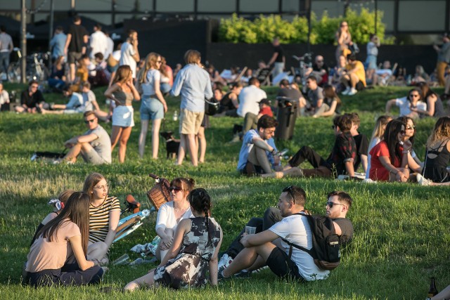 Forum Przestrzenie i bulwary Wisły zapełniają się w pogodne wieczory aż po brzegi