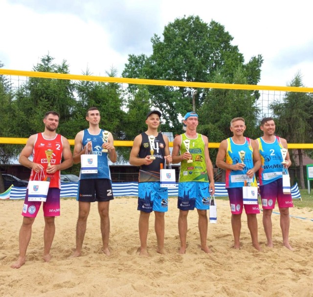 Zwycięzcy turnieju siatkówki plażowej "Prosport Suchedniów Cup" po dekoracji.