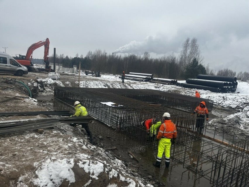 Budowa mostu na Narwi w Teodorowie - jak przebiega? Wykonawca podaje poziom zaawansowania prac w grudniu 2023