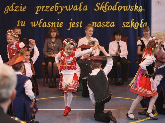 Najmłodsi uczniowie w przepięknych strojach zatańczyli krakowiaka.