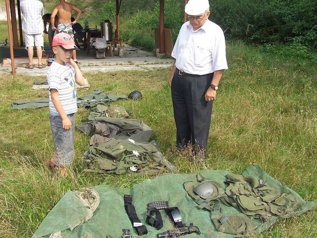 Wystawa militariów spotkała się z zainteresowaniem u uczestników pikniku w każdym wieku.