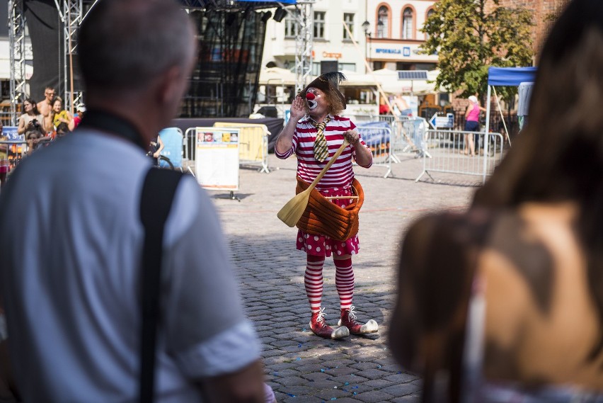 Festiwal Teatrów ulicznych w Toruniu. Spektakl "Stary Klaun i morze" [zdjęcia]