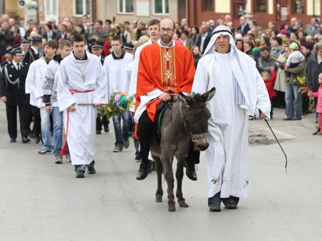 Uroczysta procesja do kościoła. Na pamiątkę wjazdu Jezusa do Jerozolimy, na osiołku o imieniu Gucio, jechał ksiądz Tomasz Cieniuch.