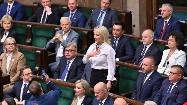 Izabela Bodnar składa swoje pierwsze poselskie zaprzysiężenie w X kadencji Sejmu.