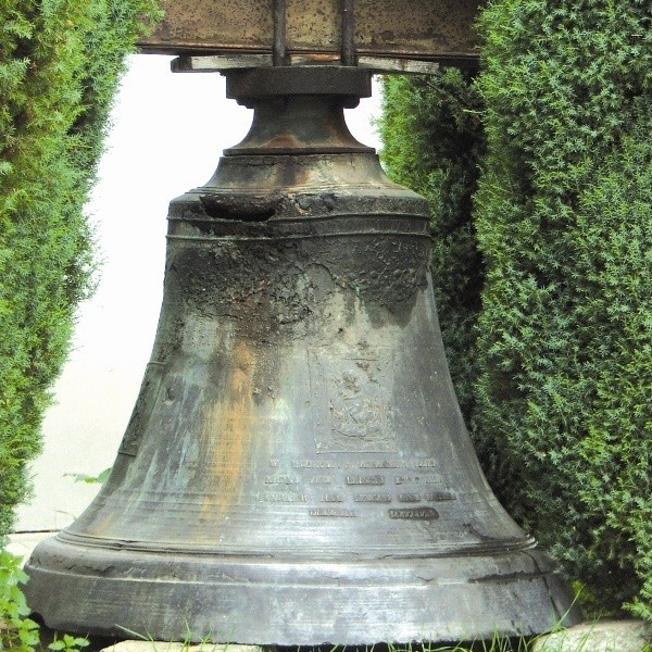Z dzwonów bielskich jeden zwraca na siebie szczególną uwagę - to ważący ponad siedemset kilogramów dzwon z 1788 roku, który stoi przed wejściem do kościoła pokarmelickiego.