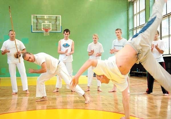 Capoeirę wymyślili brazylijscy niewolnicy, którym zabroniono trenować sztuki walki, więc pod płaszczykiem tańca i śpiewu, wykreowali swój własny styl.