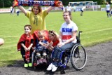 Rodzinny piknik charytatywny dla Tosi i Piotrusia. Na stadionie są całe rodziny: bawią się, kibicują. Wieczorem zaś będzie koncertowo