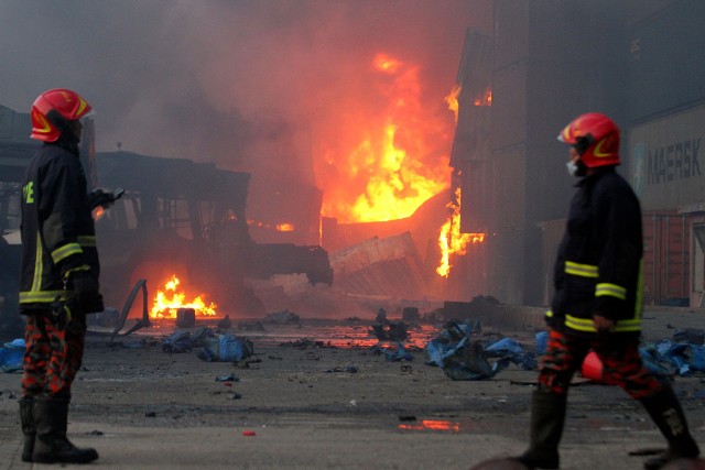 Po wybuchu pożaru chemikalia przechowywane w kontenerach zaczęły eksplodować. Jak do tej pory mówi się o co najmniej 49 ofiarach tragedii. Wśród nich jest 7 strażaków i dziennikarze, którzy prowadzili relacje z miejsca pożaru.