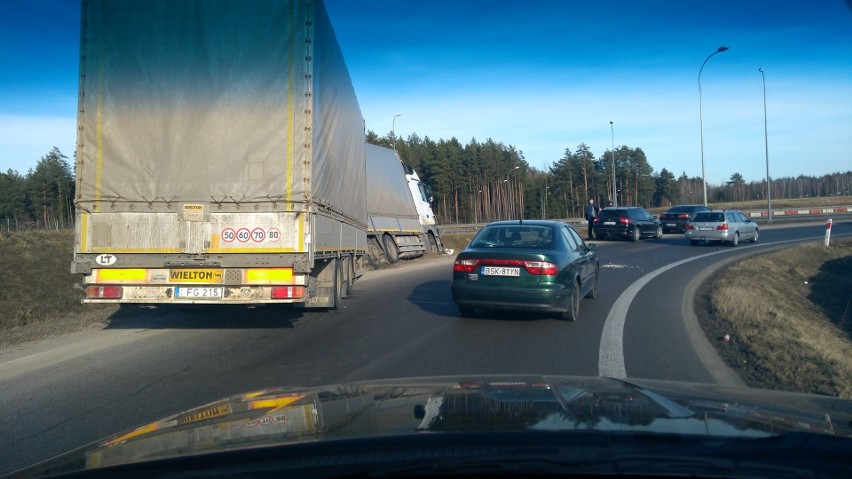 Sochonie. Ciężarówka wpadła do rowu. Utrudnienia w ruchu