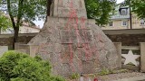 Zdewastowano pomnik wdzięczności na cmentarzu żołnierzy radzieckich w Krośnie. Obelisk oblano farbą [ZDJĘCIA]