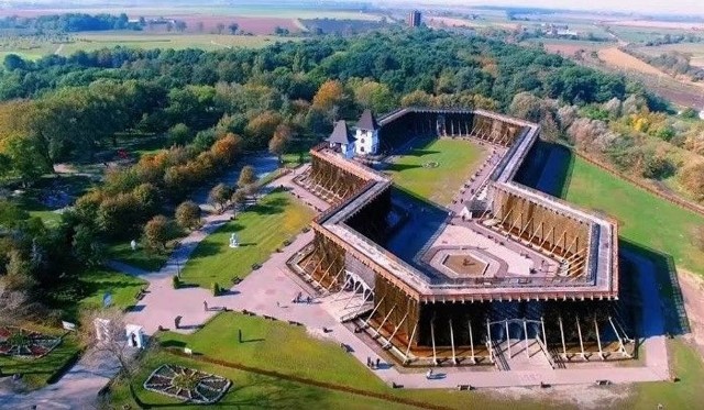 - Kilka lat temu pan prezydent mówił o utworzeniu specjalnej strefy, w której będzie prowadzony drobny handel - przypomina radny Maciej Szota