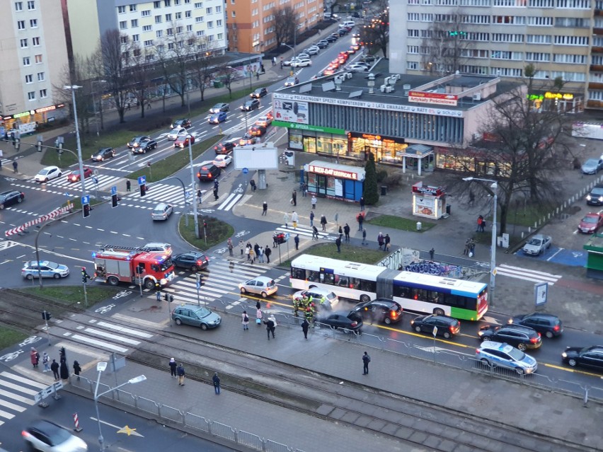 Pożar samochodu w centrum Szczecina! Nikt nie został ranny. Mogą występować utrudnienia w ruchu