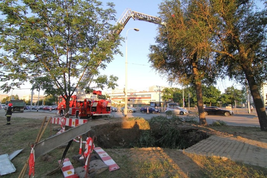 Grabiszyńska znów była zablokowana w miejscu awarii. Straż ścinała drzewo (FILM, FOTO)