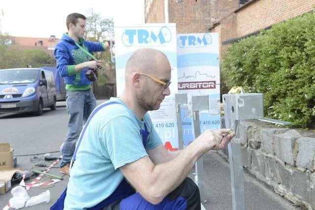 Montaż stacji na ostatnią chwilę (na zdjęciu), rowery przywożone nocą na kilka godzin przed debiutem. Tak startuje Toruński Rower Miejski...