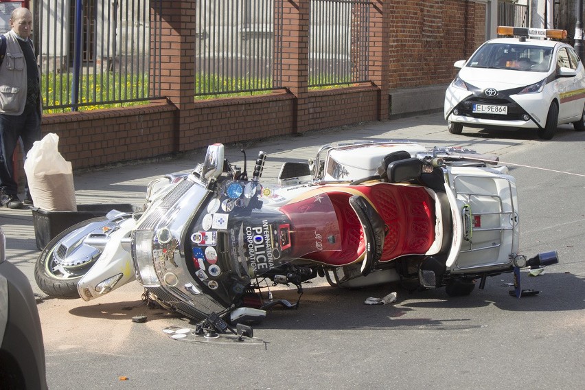 Wypadek na Wólczańskiej w Łodzi. Zderzenie potężnego motocykla z mercedesem [ZDJĘCIA]