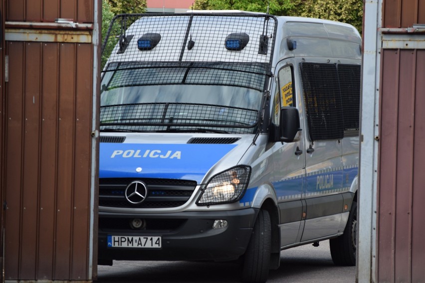 Koronawirus. W czasie pandemii podlascy więźniowie pomagają... policji. Uszyli im maski ochronne (zdjęcia)