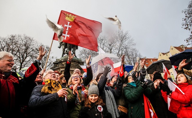 Parada Niepodległości 2018 w Gdańsku 10 listopada * Obchody 100-lecia rozpoczną się o godz. 10.30 przy pomniku marszałka Józefa Piłsudskiego u zbiegu alei Grunwaldzkiej i Wojska Polskiego. Podczas wydarzenia swoje ślubowanie złoży pierwszy rocznik Liceum Ogólnokształcącego Mundurowego Spartakus. Zgromadzeni w asyście wojska i orkiestry zaśpiewają okolicznościowe pieśni oraz złożą kwiaty u stóp pomnika. Po zakończeniu uroczystości organizatorzy zapraszają na gorącą kawę i herbatę oraz żołnierską grochówkę.* Od wieczora 10 listopada -kolejny Wieczór Niepodległości, czyli noc gdańskich restauracji, które zaserwują menu inspirowane barwami narodowymi. Żeby odnaleźć restauracje biorące udział w Wieczorze, należy szukać biało-czerwonej flagi. * W centrum Gdańska, możemy od 19.00 do 21.00 obejrzeć mapping na Zielonej Bramie od strony Zielonego Mostu. Siedmiominutowy spektakl multimedialny będzie wyświetlany co kwadrans.  11 listopada 2018* Tegoroczna Parada Niepodległości w Gdańsku zacznie się 11 listopada 2018  o godz. 8.30, zbiórką na Podwalu Staromiejskim w Gdańsku. O godzinie 9.30 rozpocznie się przejście Parady ulicami: Podmłyńska – Wielkie Młyny - Rajska – Jana Heweliusza – Korzenna – Kowalska pod pomnik Króla Jana III Sobieskiego przy Targu Drzewnym. Tam odśpiewany zostanie hymn narodowy.* Następnie uczestnicy przejdą na Długi Targ, gdzie punktualnie o 11.30 wykonane zostanie Historyczne Zdjęcie Gdańszczan w Stulecie Niepodległości.Każda osoba uwieczniona na tej fotografii będzie się mogła rozpoznać. Kopię zdjęcia organizatorzy złożą w Muzeum Gdańska. * Od godz. 11.45 wszyscy będziemy mogli pośpiewać najpiękniejsze polskie piosenki i pieśni.* Wieczorem, o godz. 22.00 natomiast w Europejskim Centrum Solidarności odbędzie się koncert 100 na 100. Muzyczne dekady wolności, czyli prezentacja wybranych dzieł muzyki polskiej czasu niepodległości. W sumie w 11 listopada na 11 estradach na świecie i 11 salach koncertowych w Polsce (w tym w Europejskim Centrum Solidarności), zabrzmi w sumie 100 utworów.Na gdańskiej scenie wystąpią wyłącznie gdańscy artyści, prezentujący dorobek najważniejszych kompozytorów, których historia łączy się z Gdańskiem (Krzysztof Penderecki, Krzysztof Knittel czy Elżbieta Sikora). Koncert będzie transmitowany w Polskim Radiu, wstęp jest nieodpłatny, ale obowiązuje rejestracja możliwa od 5 listopada. Wydarzenie jest dofinansowane ze środków Miasta GdańskaTUTAJ - czytaj więcej o uroczystościach w Gdańsku.