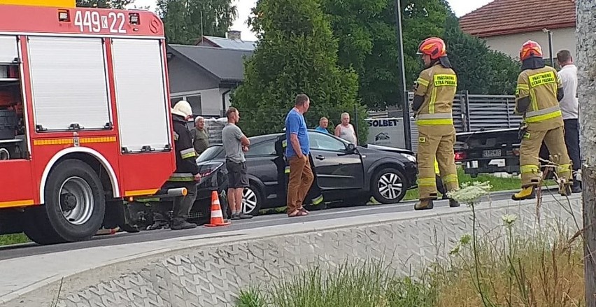 Kolizja ciężarówki z osobówka, jedna osoba poszkodowana