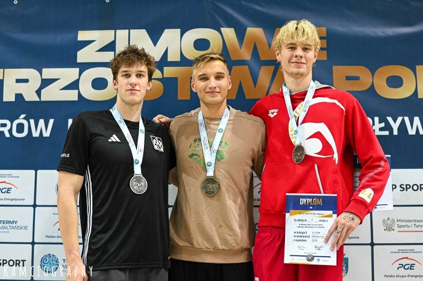 Dawid Wiekiera (z lewej) zdobył trzy medale: jeden złoty i...