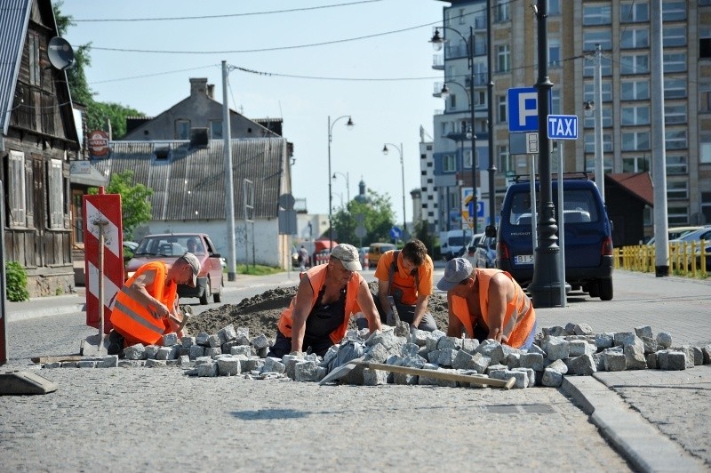 Drogowa fuszerka w centrum. Drogowcy już naprawiają [FOTO]