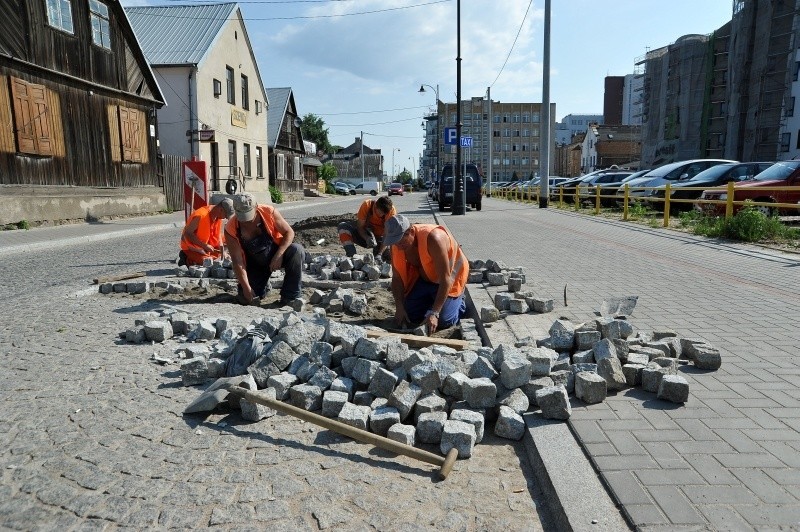 Drogowa fuszerka w centrum. Drogowcy już naprawiają [FOTO]