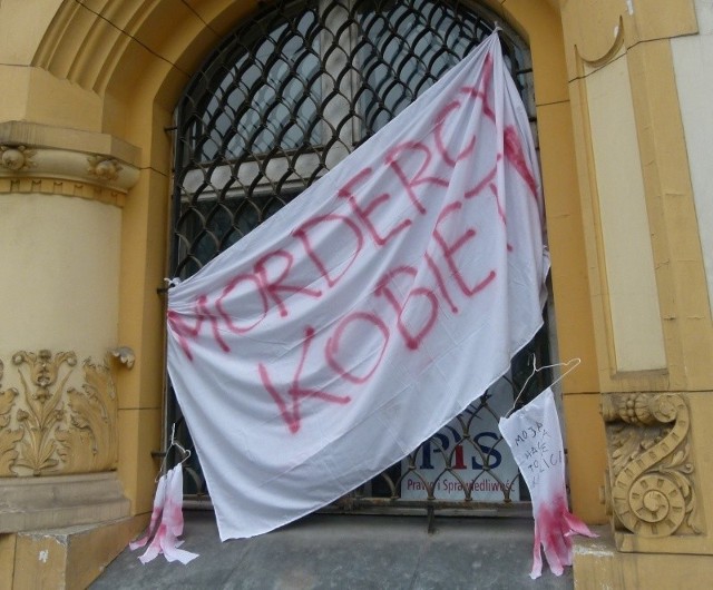 Pod siedzibą PiS odbyła się manifestacja w obronie praw kobiet