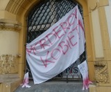 Protest w sprawie aborcji pod PiS w Łodzi. Transparent z napisem „Mordercy kobiet” na siedzibie partii
