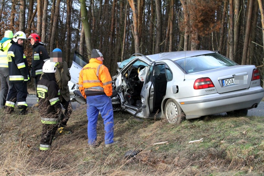 Groźny wypadek pod Wrocławiem. Trzy osoby ranne                    