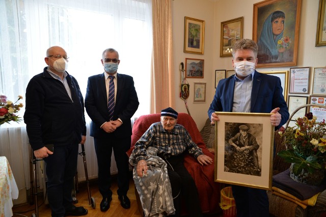 Burmistrz Połańca Jacek Tarnowski i przewodniczący Rady Miejskiej Stanisław Lolo przekazali pułkownikowi wyjątkowy prezent.