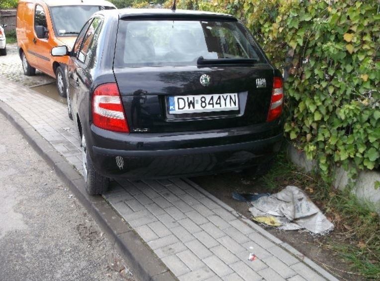 Mistrzowie parkowania z Wrocławia. Zobacz, co kierowcy wyprawiają ze swoimi samochodami [ZDJĘCIA]