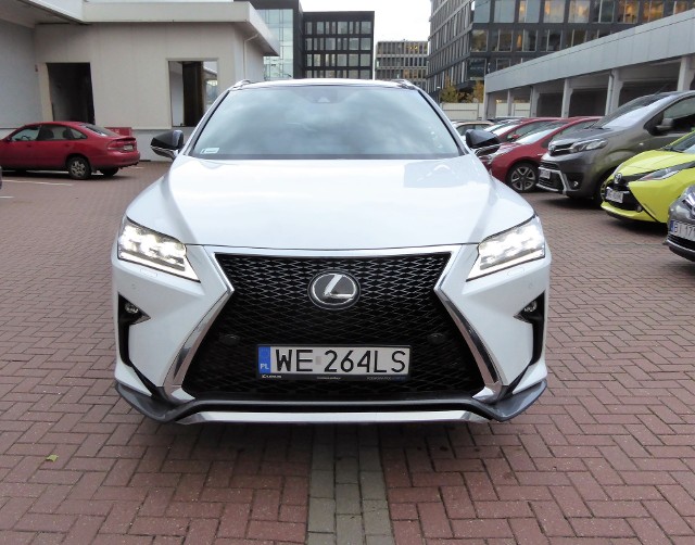 Lexus RX F-SportPierwsze wrażenie, jakie mieliśmy po zajęciu fotela kierowcy w tym samochodzie i ruszeniu z miejsca, było takie że jest on niesłychanie miękki, wręcz delikatny. Z upływem czasu i przejechanymi kilometrami okazywało się również, że pracujący bardzo cicho silnik i łatwość prowadzenia to tylko niektóre z jego cech.fot. Ryszard M. Perczak