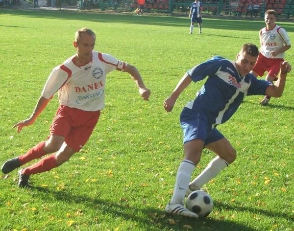 Piłkarze Sokoła Nisko (z piłką Marcin Szeser) pokonali na własnym boisku Strumyk Malawa.